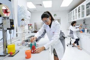 Những lưu ý căn bản khi rửa dụng cụ thí nghiệm thủy tinh