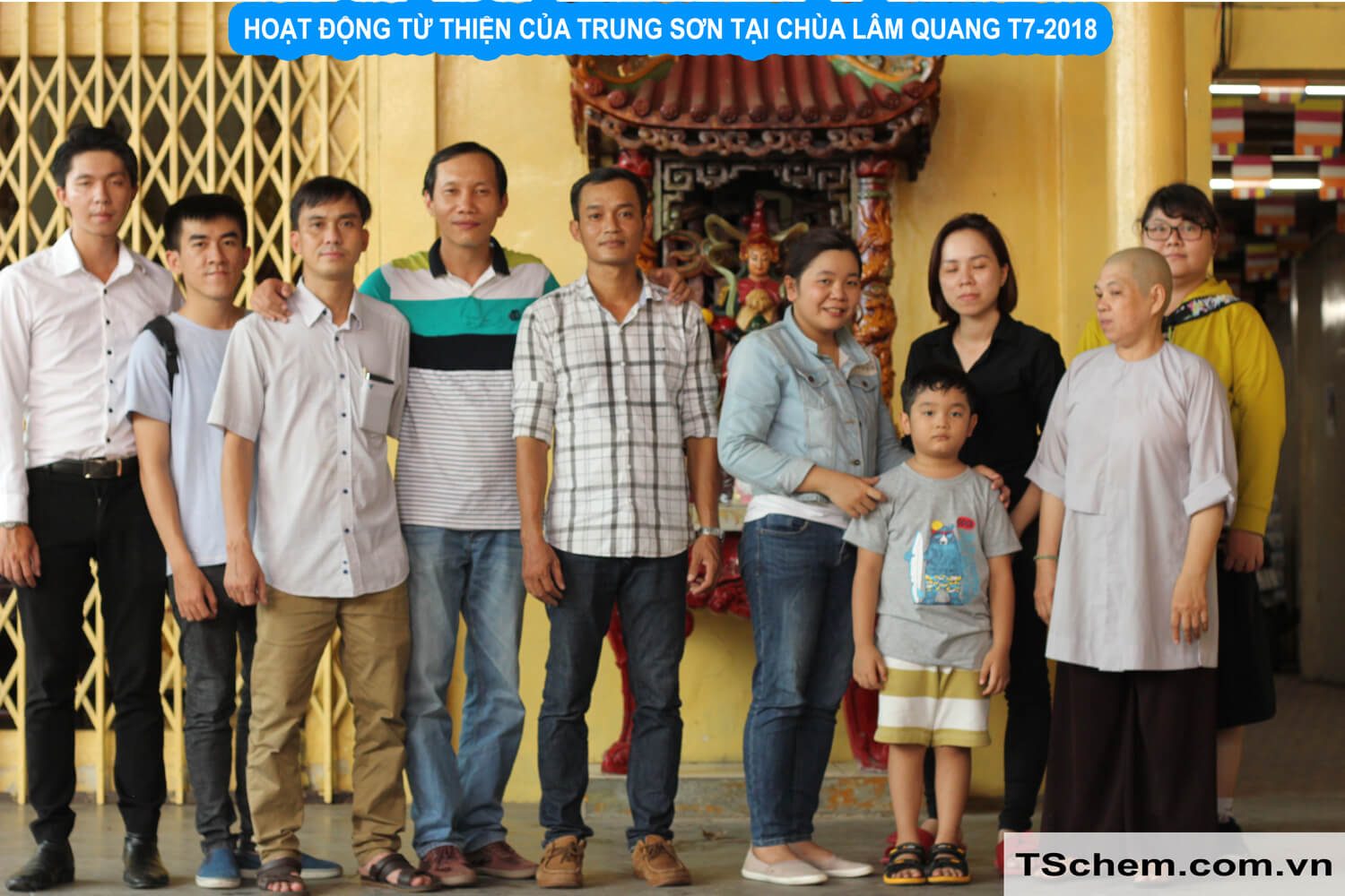 thanh vien trung son chup hinh voi su co quan tri tai chua lam quang