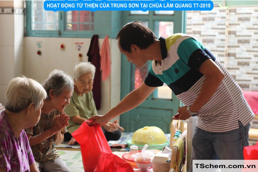 thanh-vien-trung-son-phat-qua-tu-thien-cho-cac-cu-gia-neo-don-tai-chua