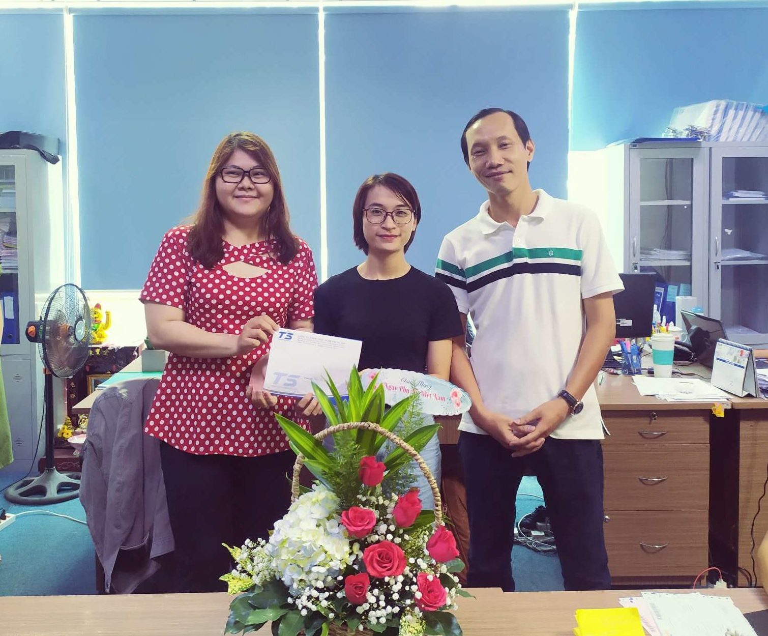 Anh Hòa thay mặt Ban Giám Đốc tặng phần thưởng cho phòng kế toán.