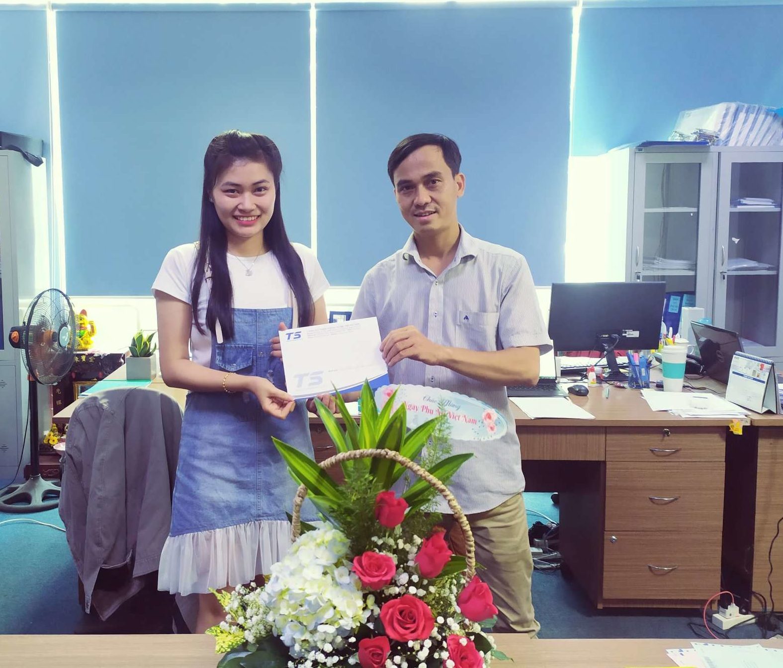 Anh Trung - Phó Giám Đốc thay mặt công ty gửi phần thưởng đến Bạn Phương - Nhân viên xuất sắc của quý III/2019