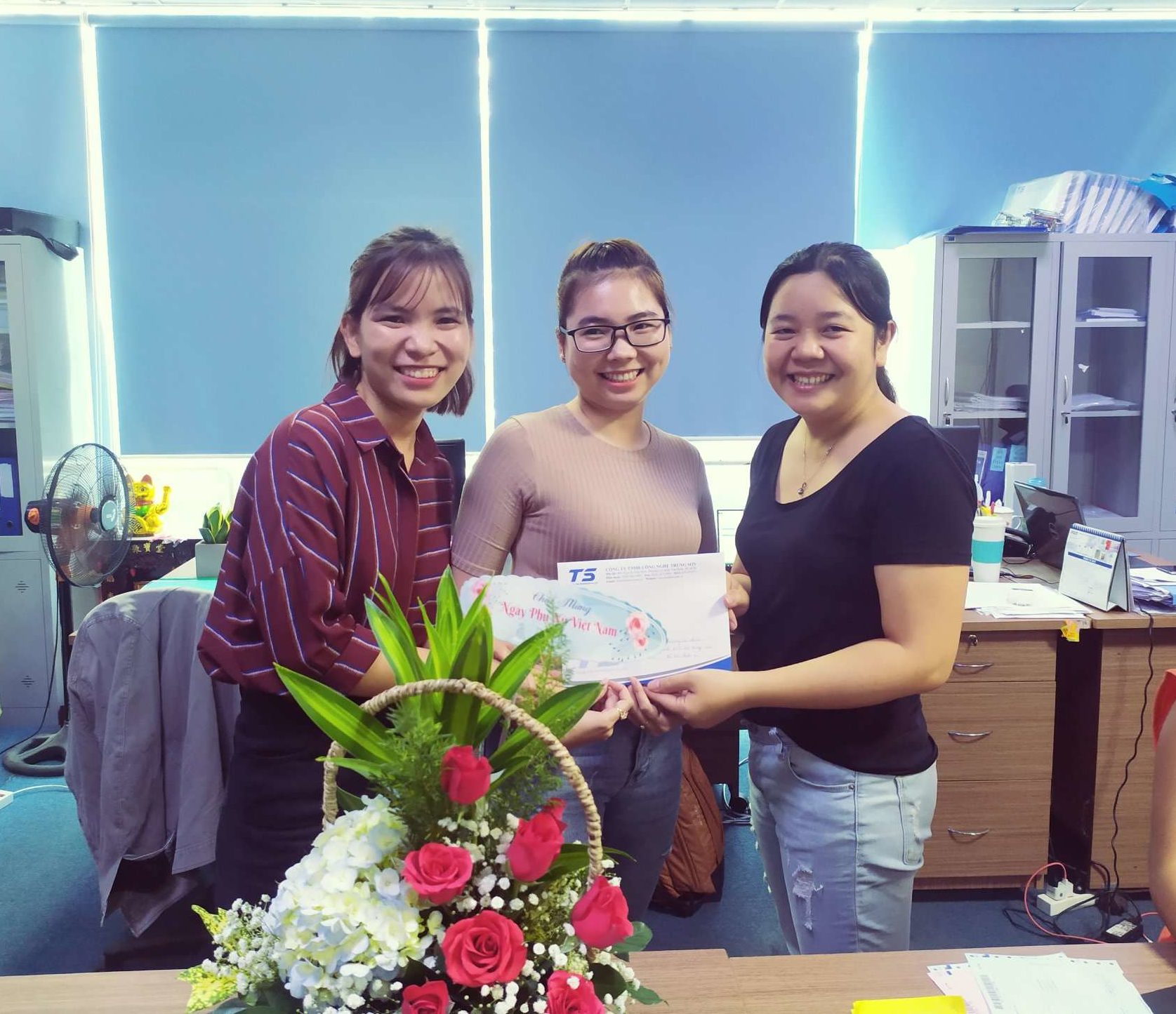 Chị Lan - Trưởng phòng kinh doanh thay mặt công ty tặng quà cho 2 nhân viên Sale tiêu biểu.