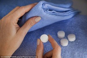 Naphthalene (Băng phiến) là gì? Tính chất, công dụng, những nguy hiểm khi sử dụng hóa chất này