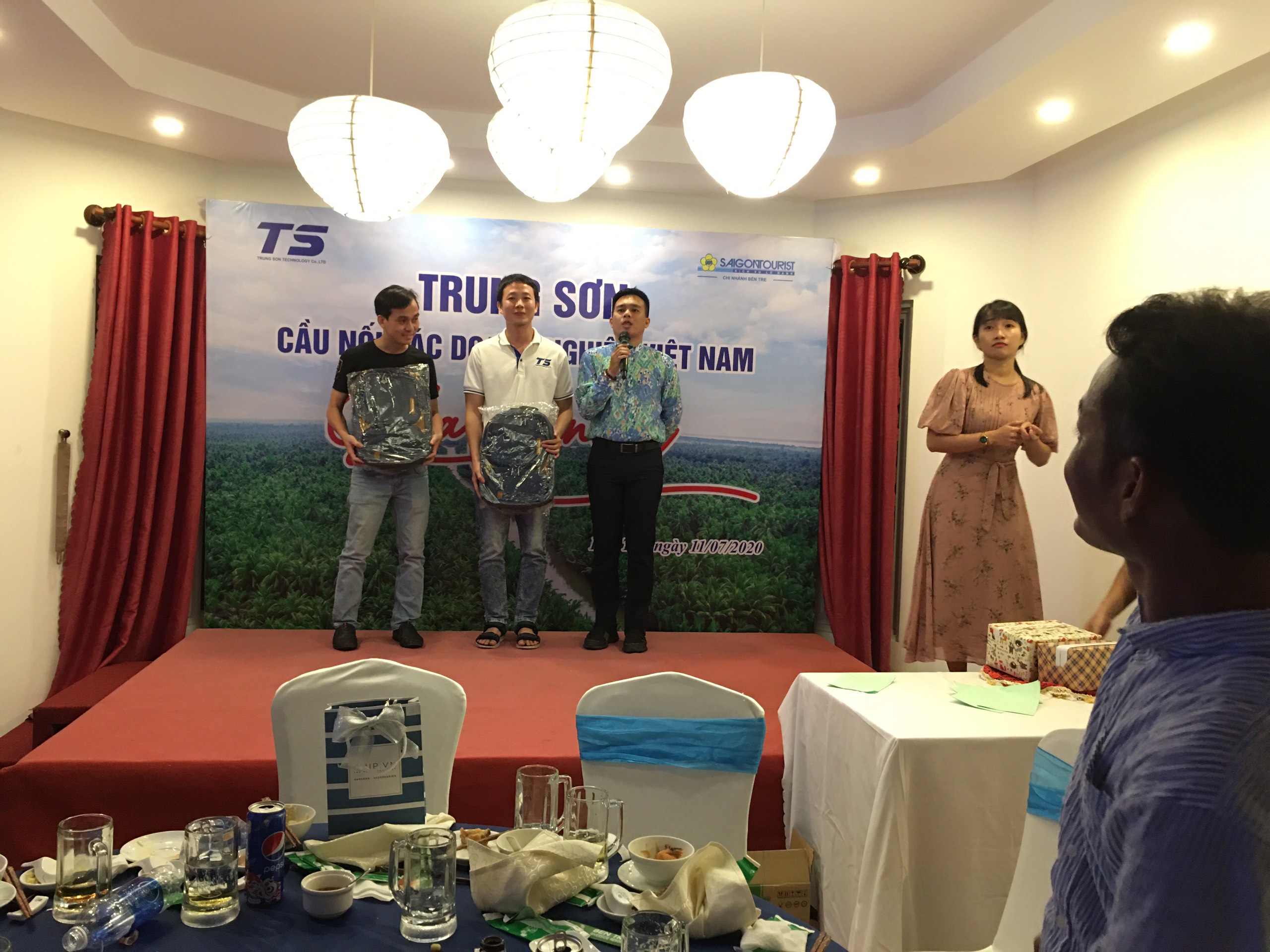 Ban Giám Đốc nhận quà kỉ niệm của công ty du lịch Saigontourist
