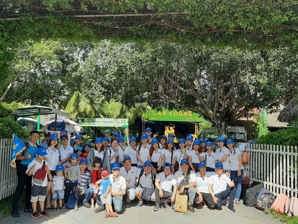 Đại gia đình Trung Sơn check in trước khi vào khu du lịch Lan Vương.